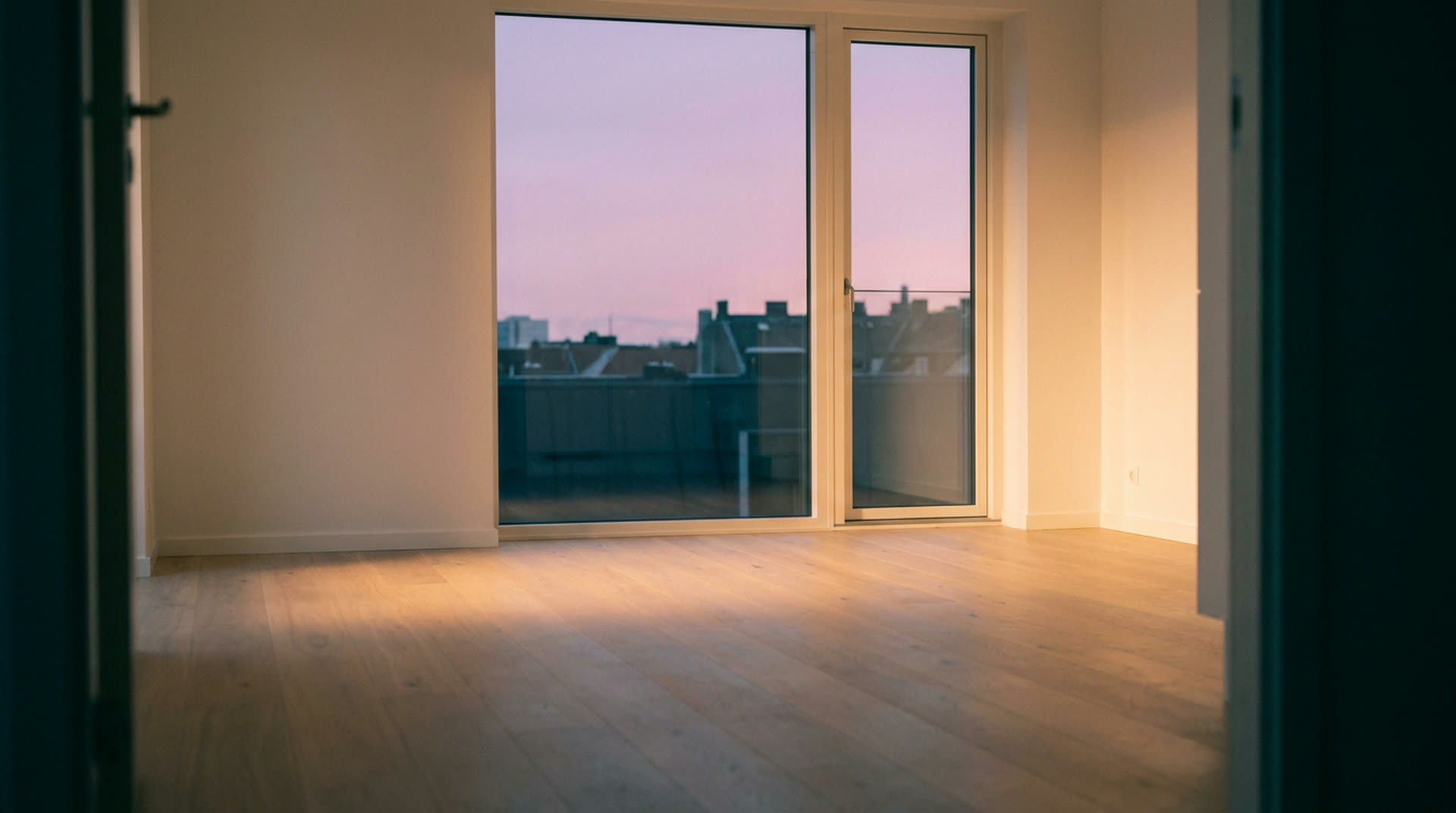 Apartament nou, gol, la apus